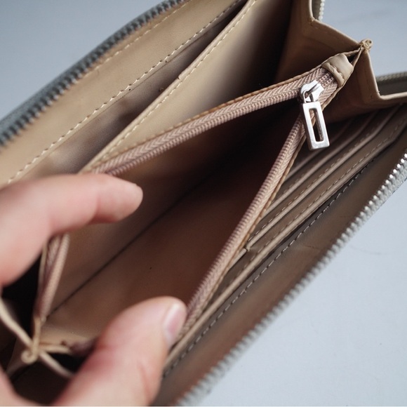 Guess Wallet Zip Top Clutch Gray Logo Tan Inside Gently Used Coin Purse SO CUTE! - Picture 8 of 9